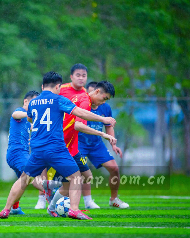 球门网纹特写与档案标签叠合，画面冷静克制不出现人物